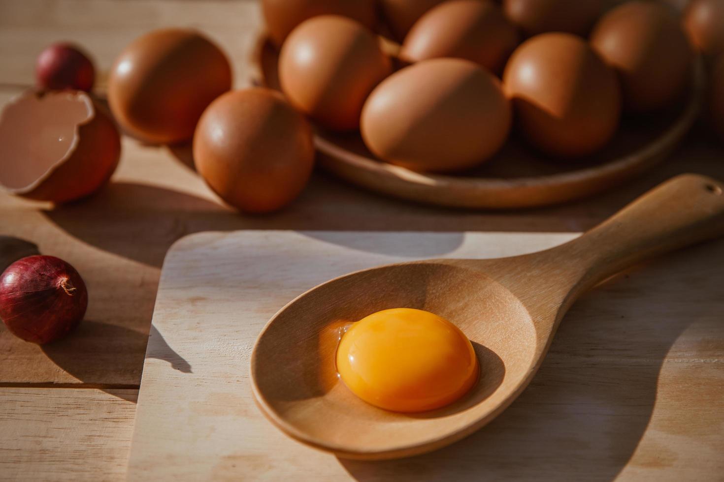 ovos colocados em bandejas de madeira e ovos quebrados. foto