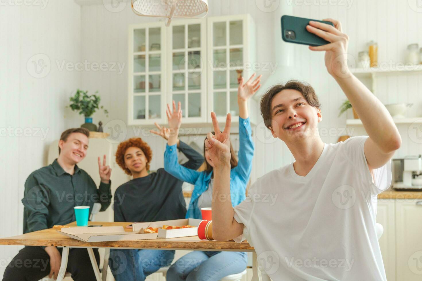 Felicidades funky humor. feliz grupo do amigos faço selfie. homem levando foto do amigos às Festa. grupo do multirracial jovem pessoas levando foto em telefone. jovem pessoas apreciar seus companhia sorrir ter Diversão.