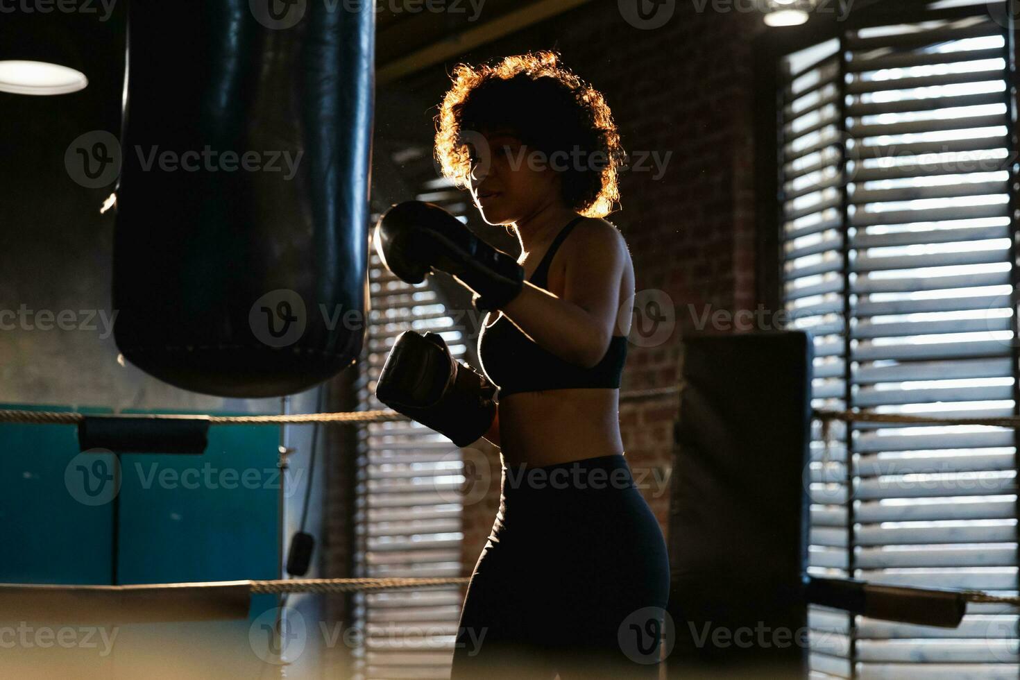 mulheres auto defesa menina poder. africano americano mulher lutador Treinamento socos em boxe anel. saudável Forte menina soco boxe bolsa. Treinamento dia dentro boxe academia. força em forma corpo exercite-se treinamento. foto