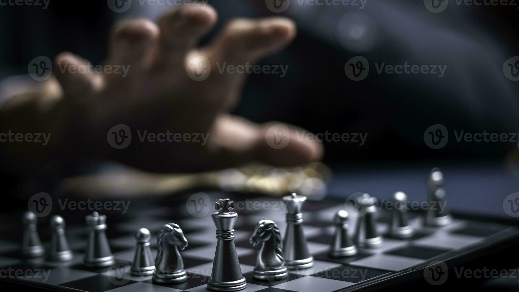 homem de negocios jogando xadrez pensar problema resolvendo. o negócio concorrência planejamento trabalho em equipe, internacional xadrez, Ideias e concorrência e estratégia, o negócio sucesso conceito, estratégico conceito... foto