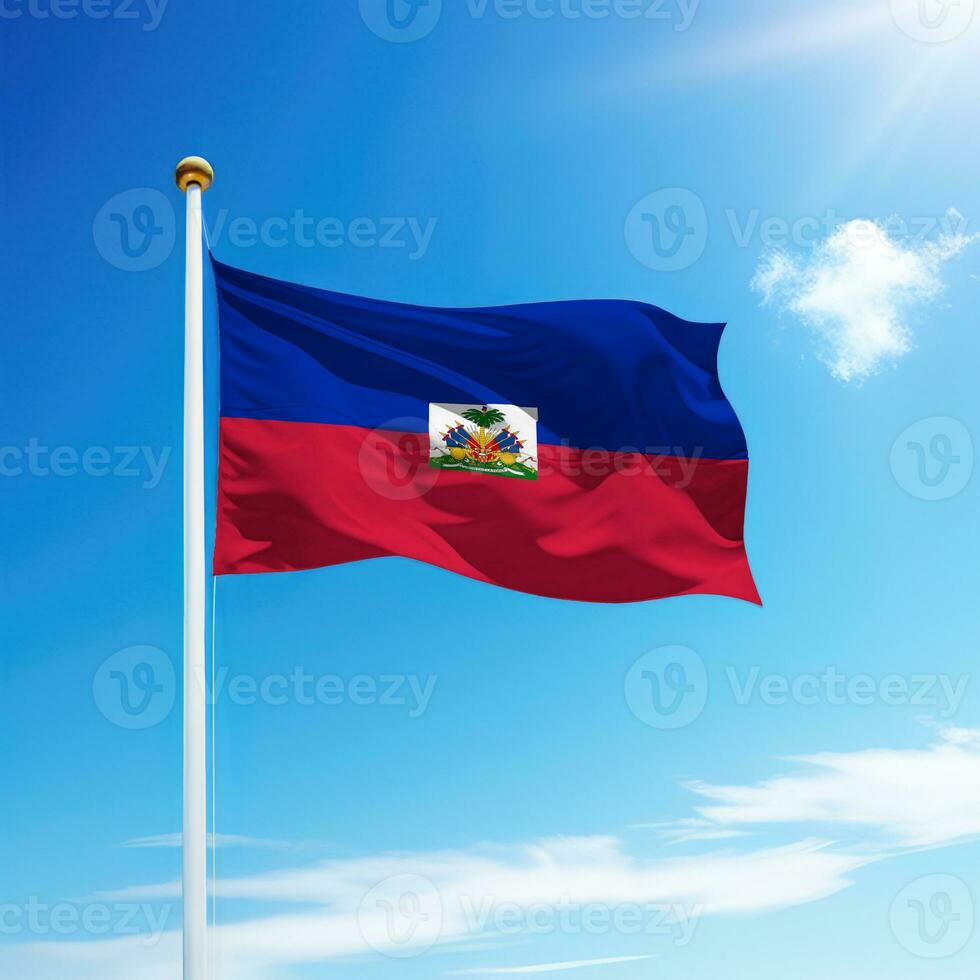 acenando bandeira do Haiti em mastro de bandeira com céu fundo. foto