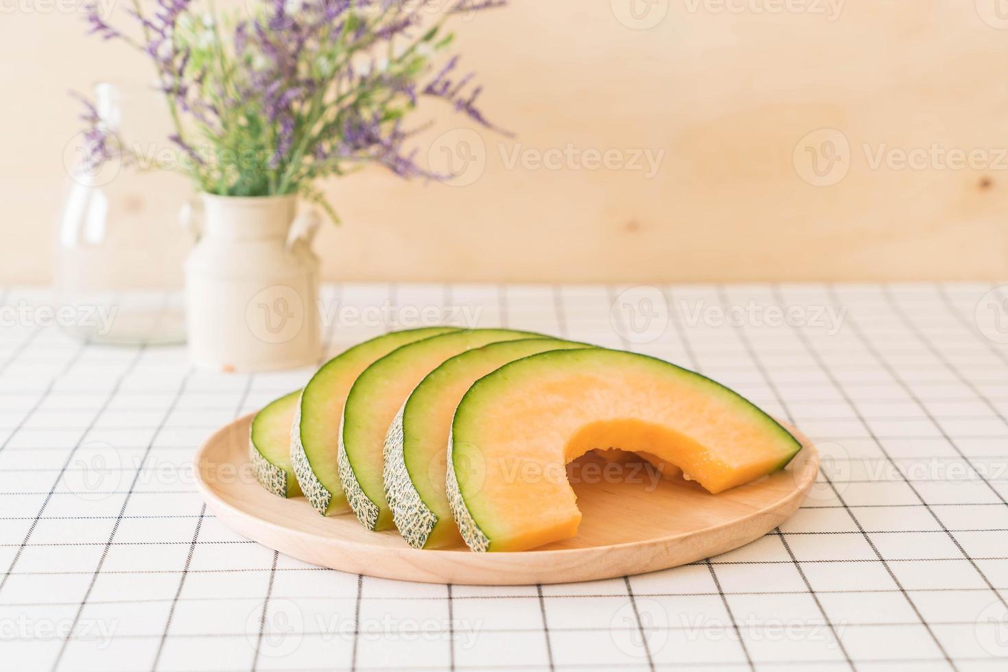 melão melão fresco para sobremesa na mesa foto