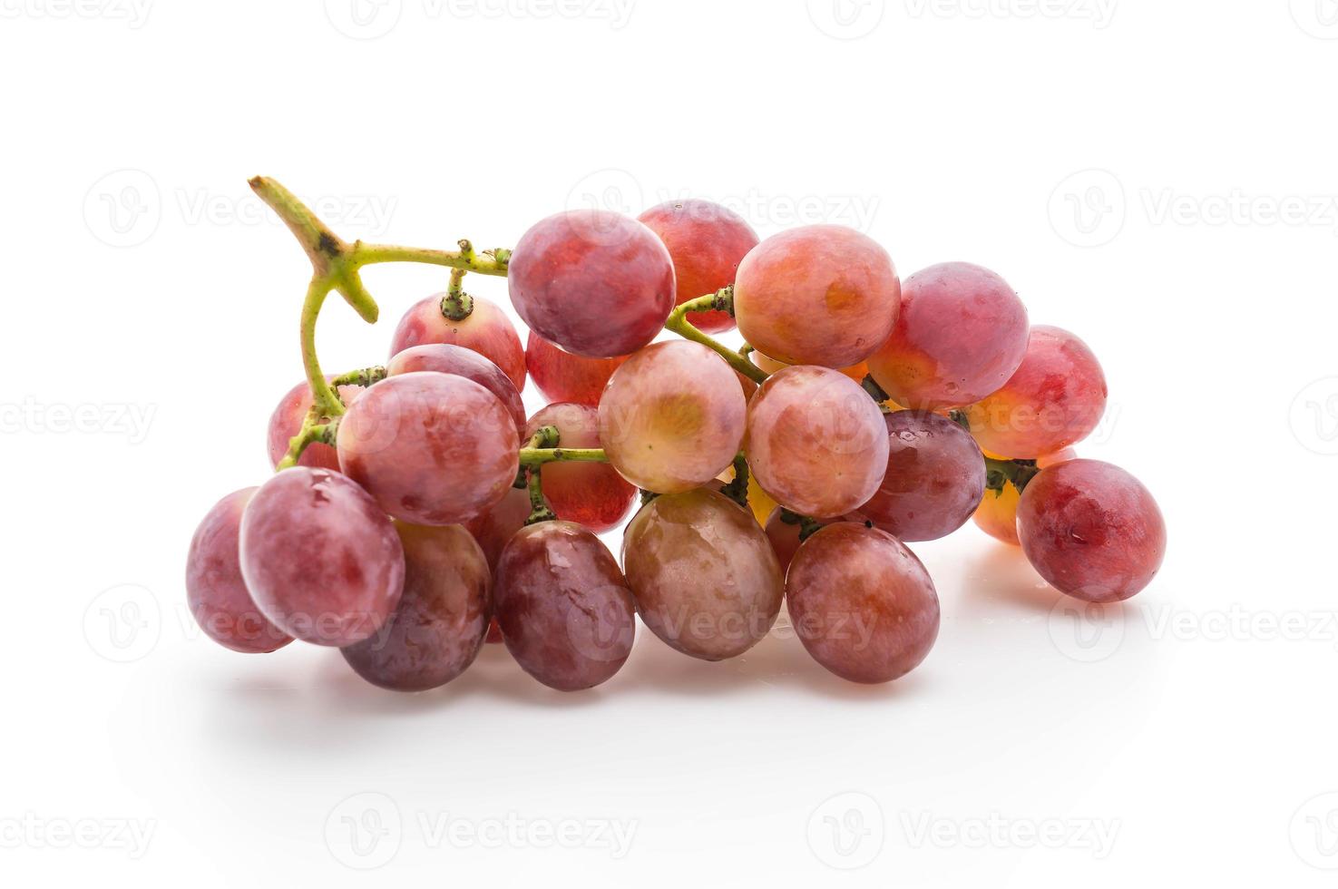 uvas frescas em fundo branco foto