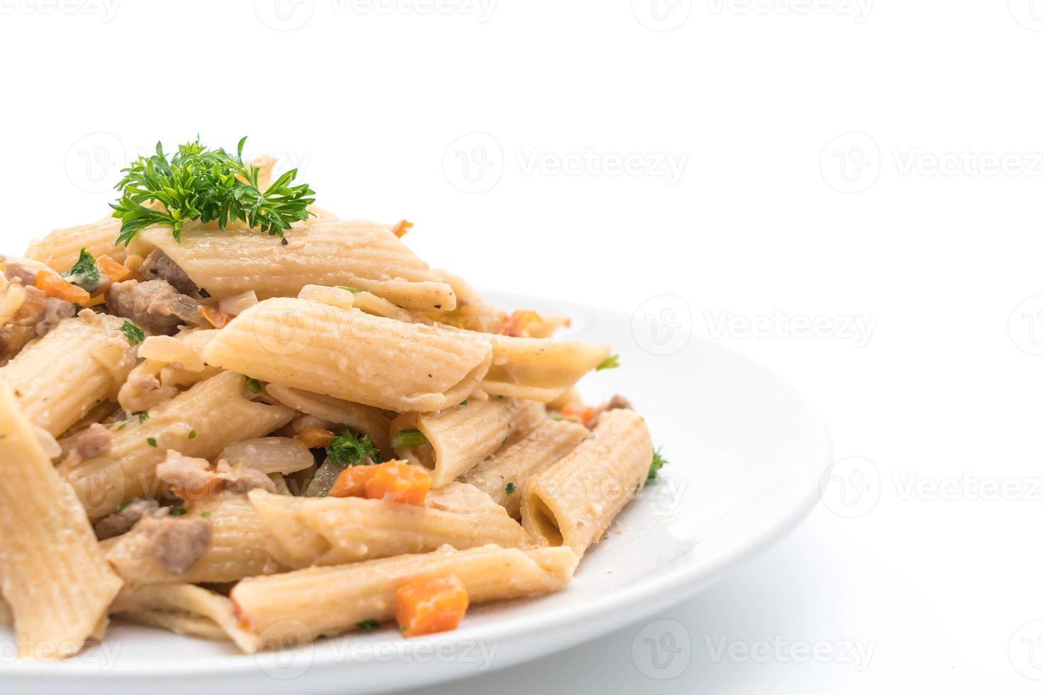 queijo cremoso de macarrão penne em fundo branco foto