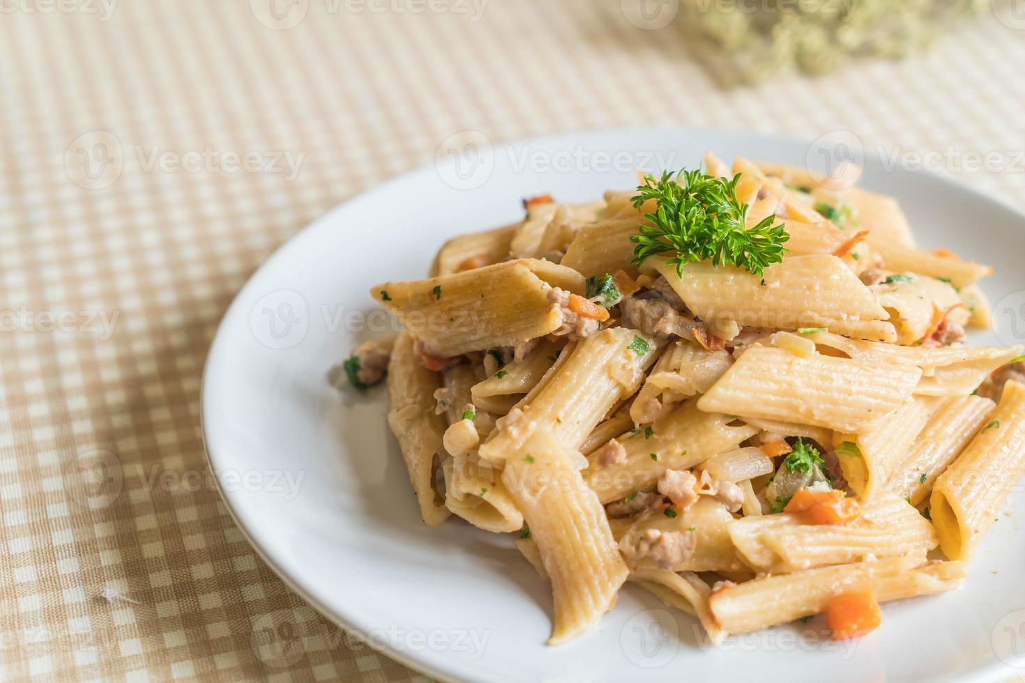 queijo cremoso de macarrão penne na mesa foto