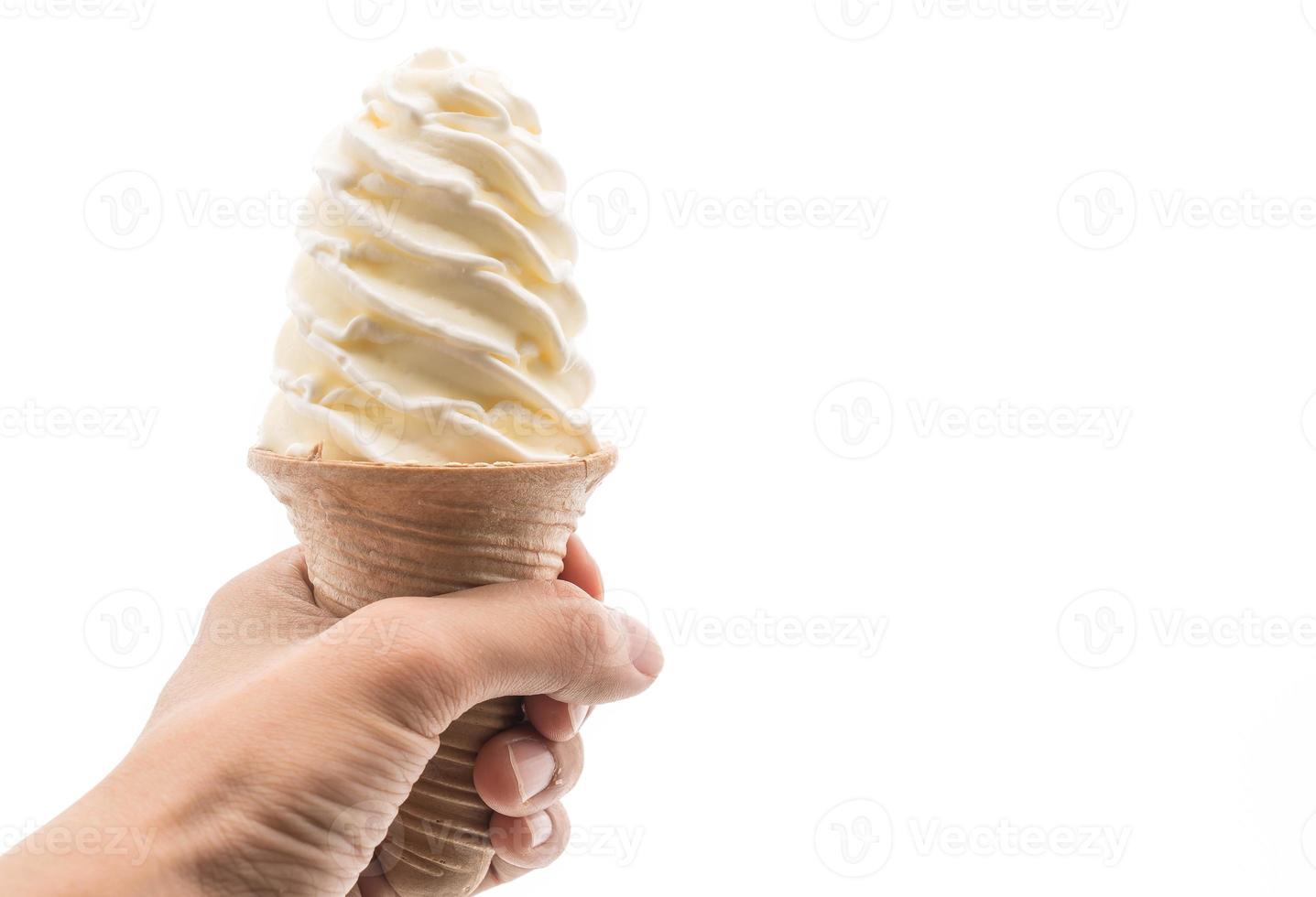 Casquinha de sorvete de baunilha em fundo branco foto