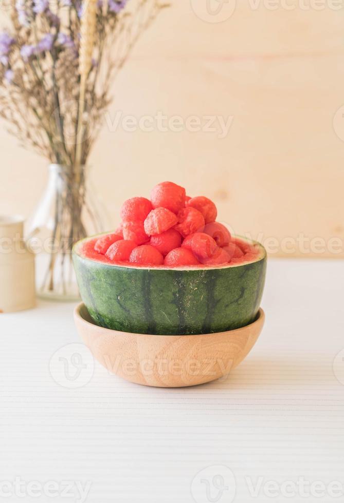 melancia fresca na mesa foto