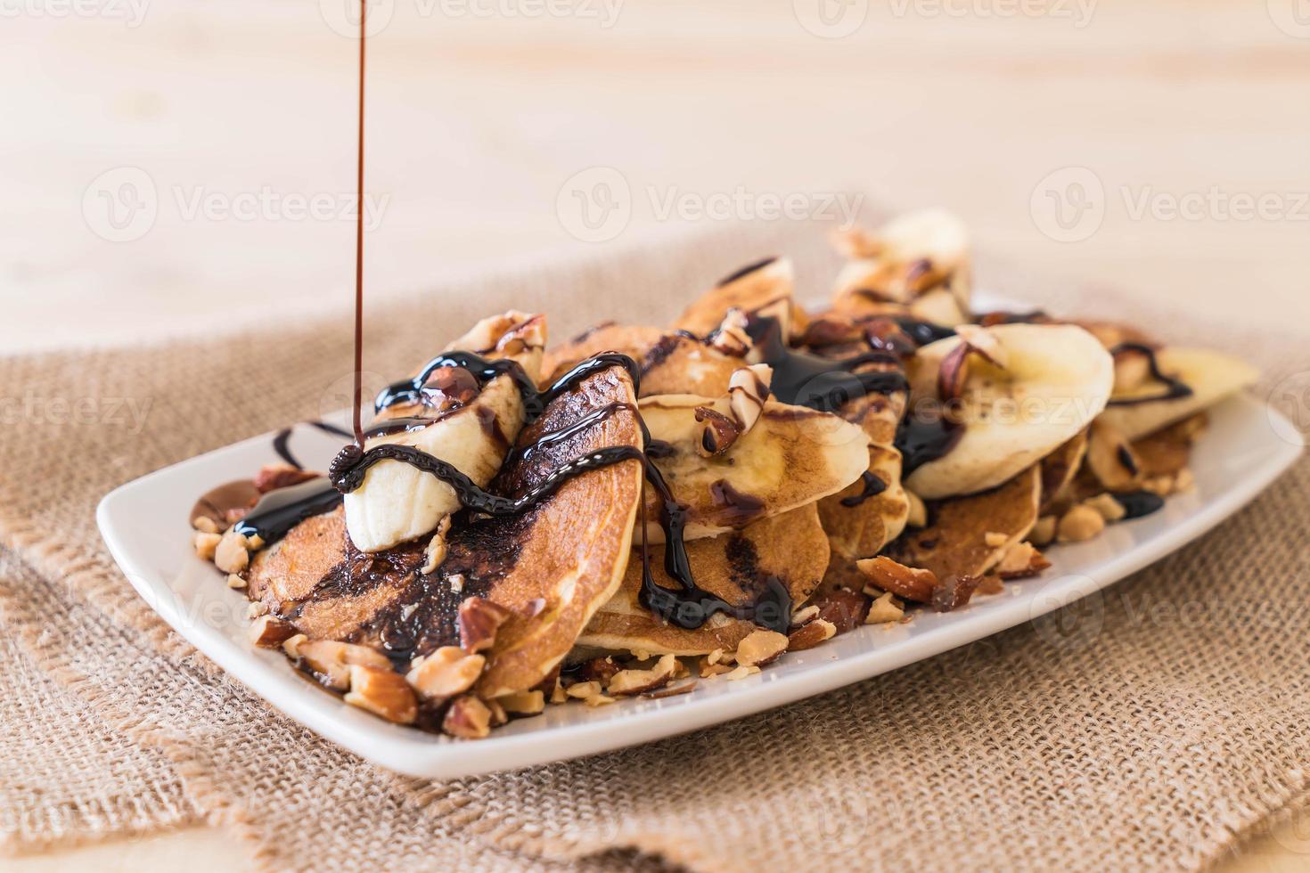 panqueca de amêndoa e banana com calda de chocolate foto