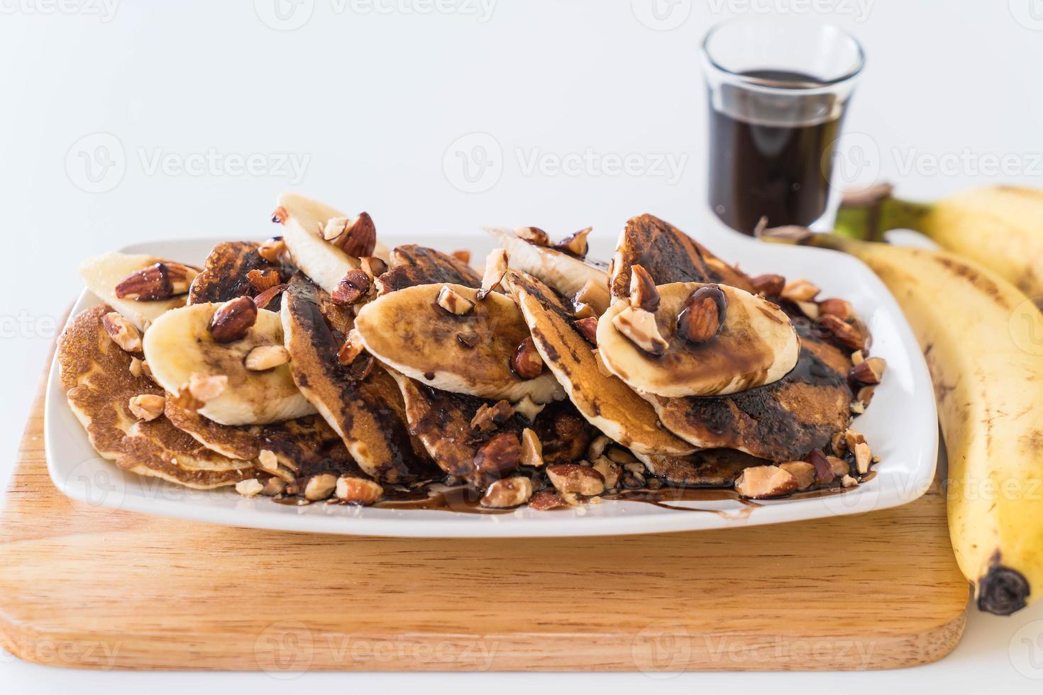 panqueca de amêndoa e banana com calda de chocolate foto