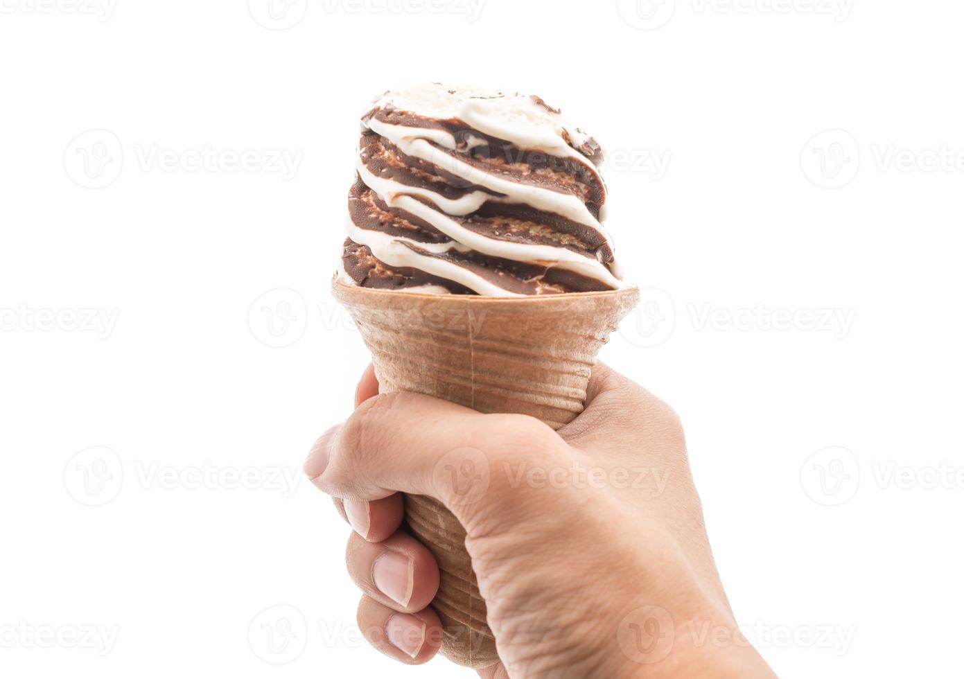 Casquinha de sorvete de chocolate no fundo branco foto
