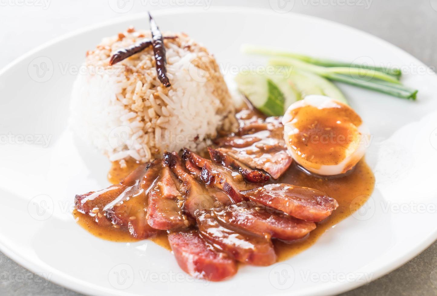 Carne de porco vermelha grelhada em molho com arroz foto