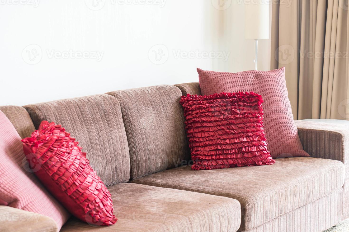 bela decoração de travesseiro no sofá na sala de estar foto