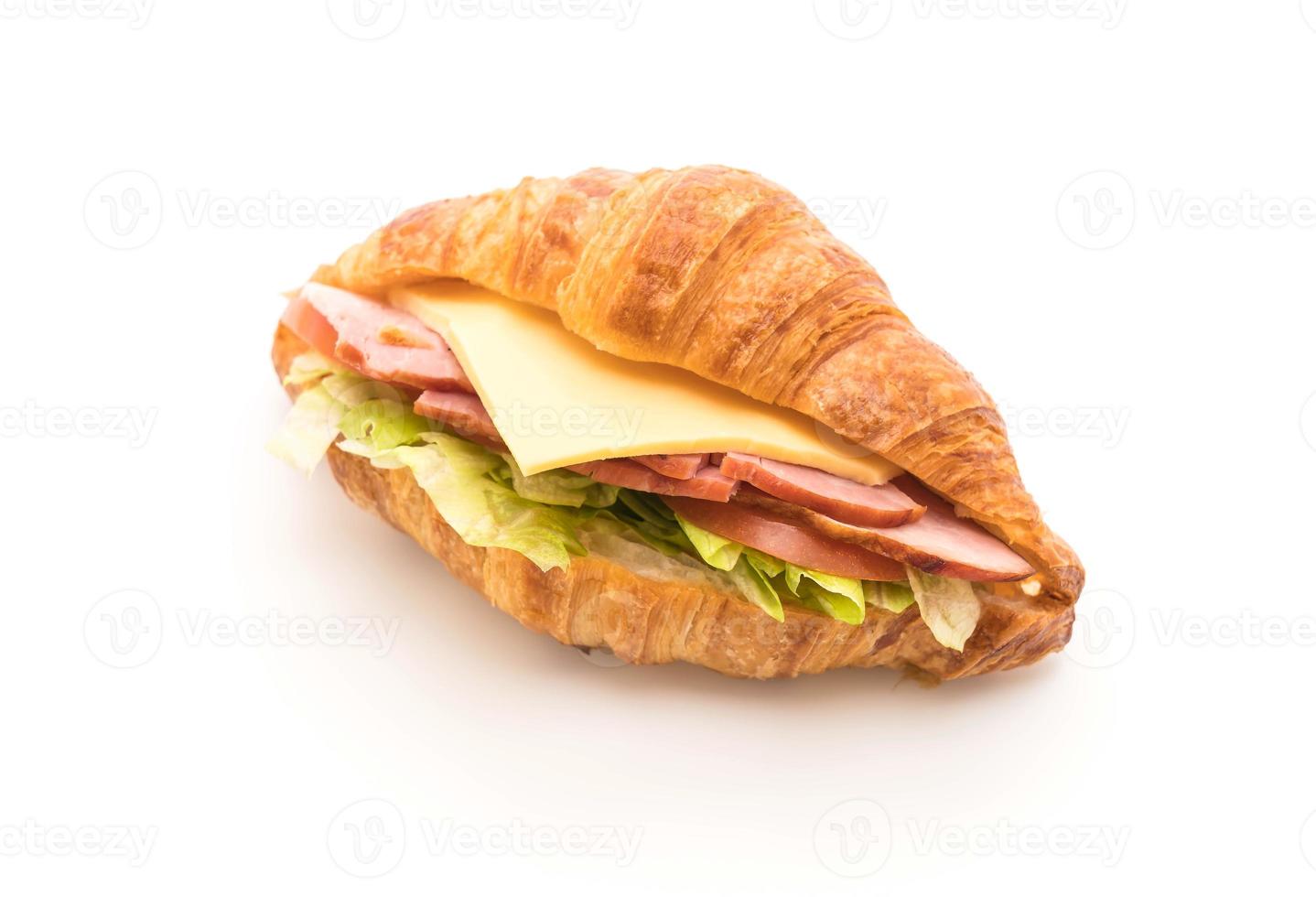 Croissant sanduíche de presunto em fundo branco foto