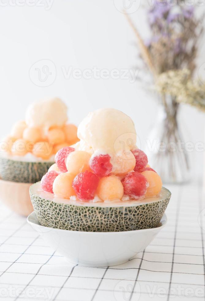 Bingsu de melão de gelo, famoso sorvete coreano na mesa foto