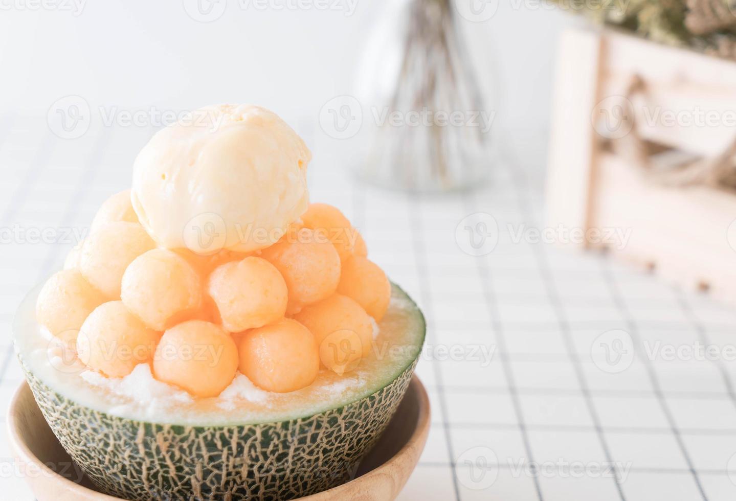 Bingsu de melão de gelo, famoso sorvete coreano na mesa foto