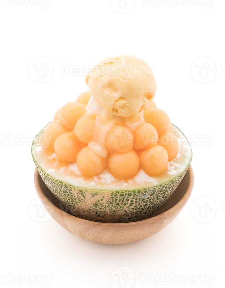 Bingsu de melão de gelo, famoso sorvete coreano em fundo branco foto