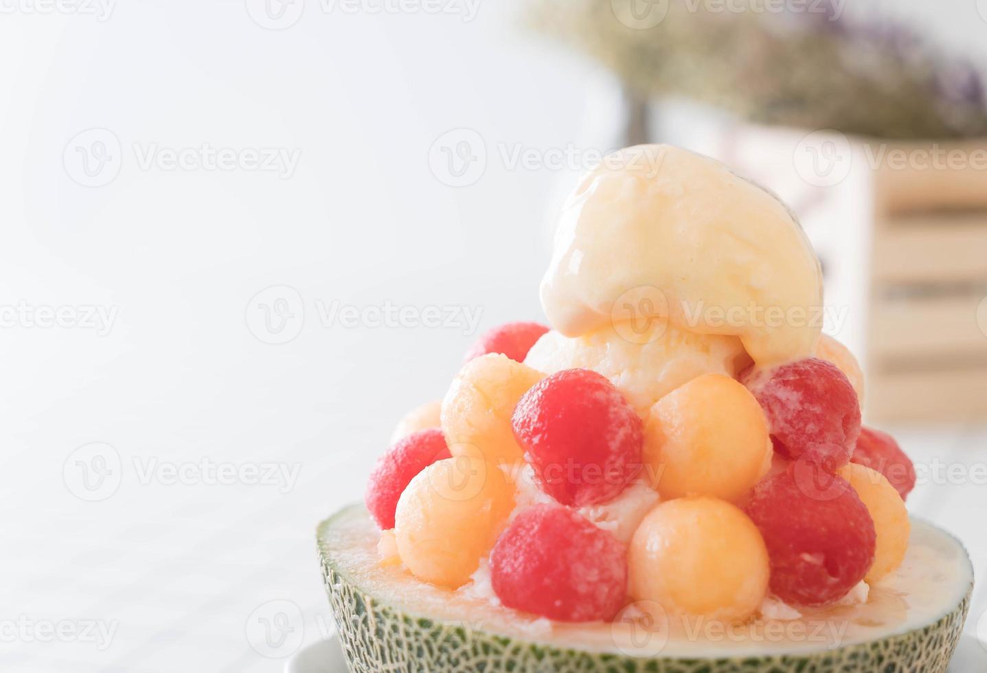 Bingsu de melão de gelo, famoso sorvete coreano na mesa foto