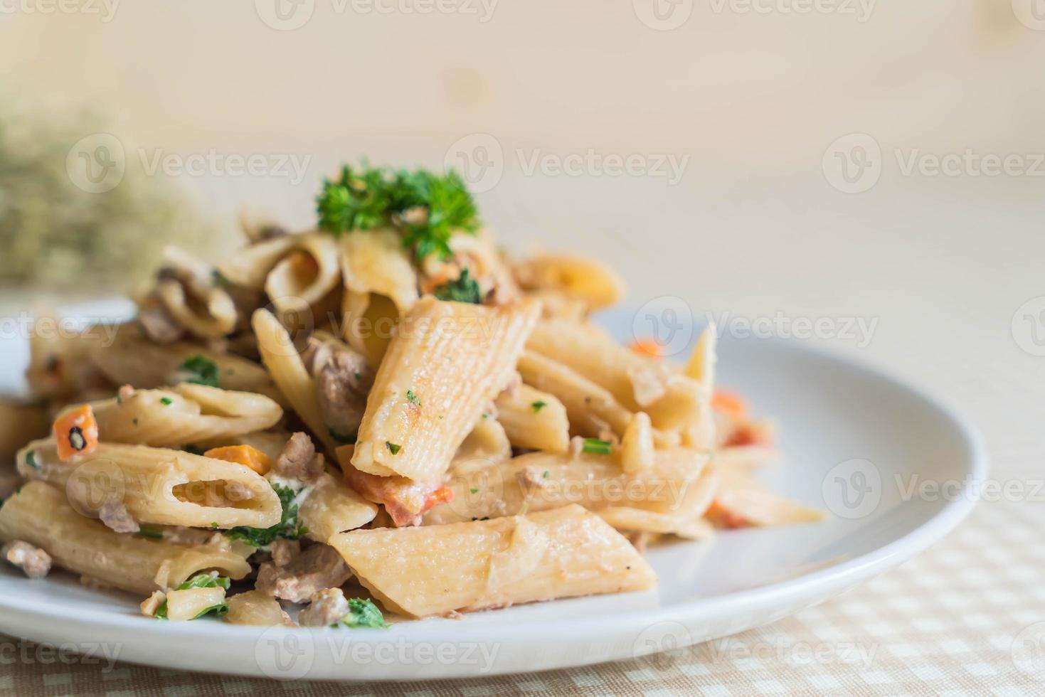 queijo cremoso de macarrão penne na mesa foto