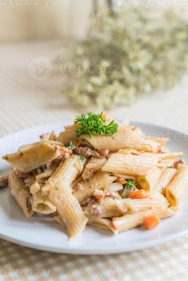 queijo cremoso de macarrão penne na mesa foto