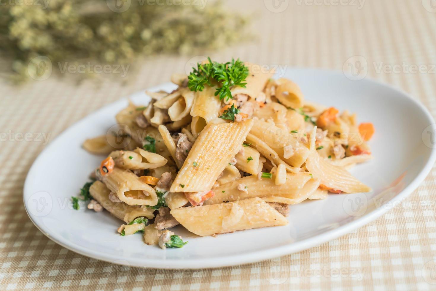 queijo cremoso de macarrão penne na mesa foto