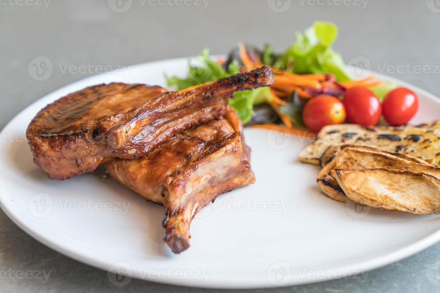 bife de porco na mesa foto