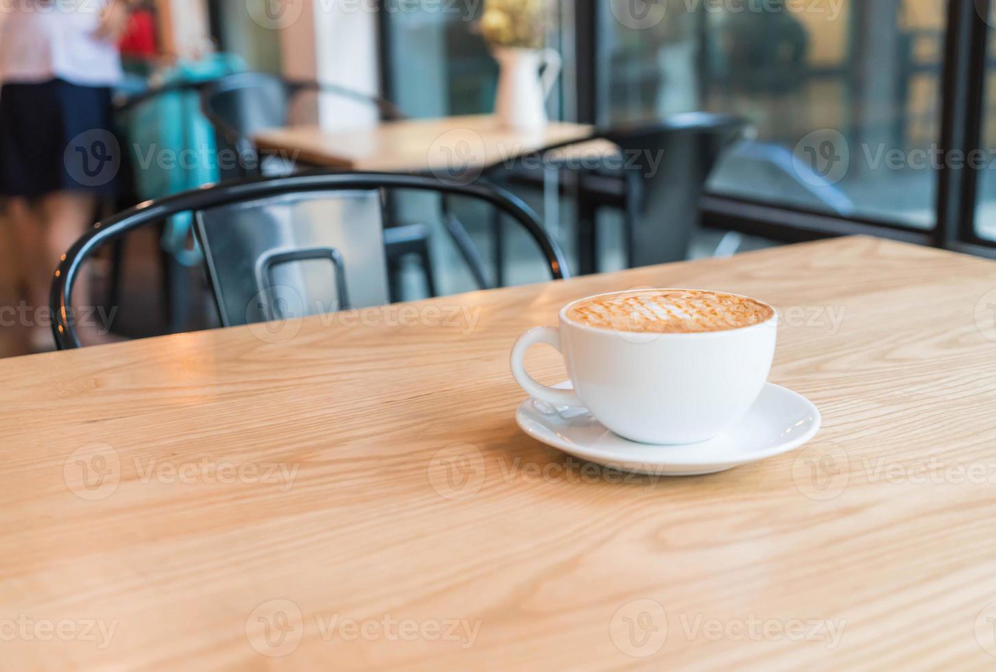 Macchiato de caramelo quente em cafeteria foto