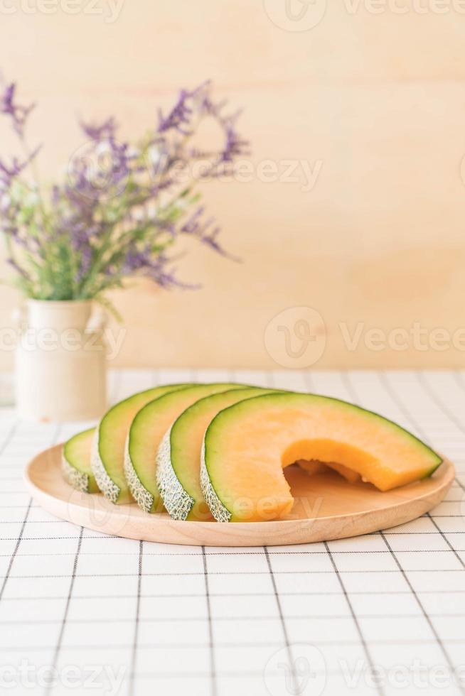 melão melão fresco para sobremesa na mesa foto