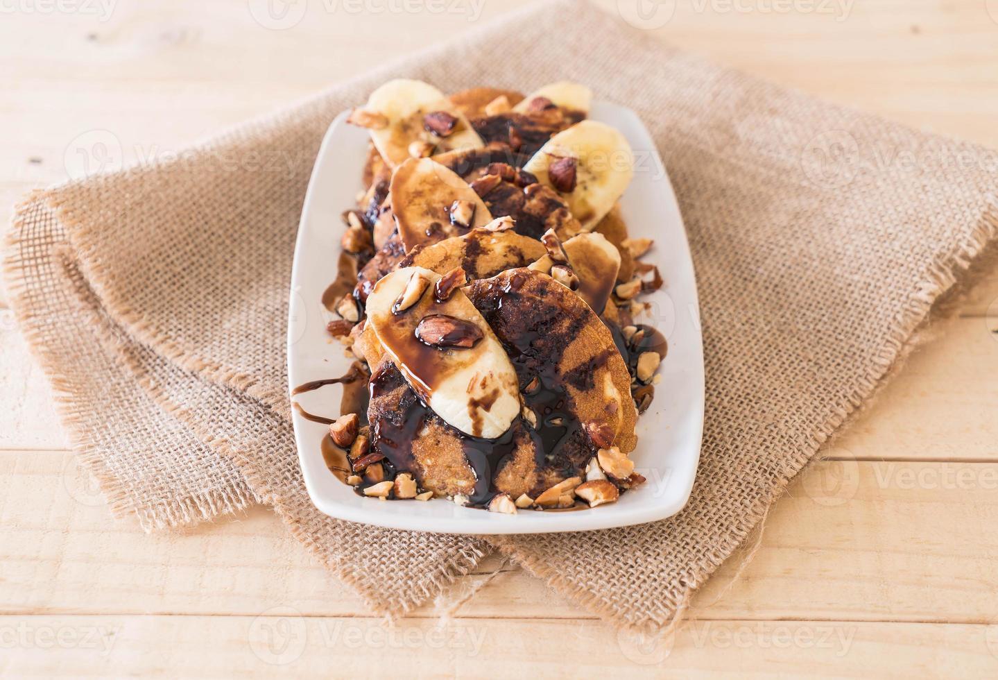 panqueca de amêndoa e banana com calda de chocolate foto