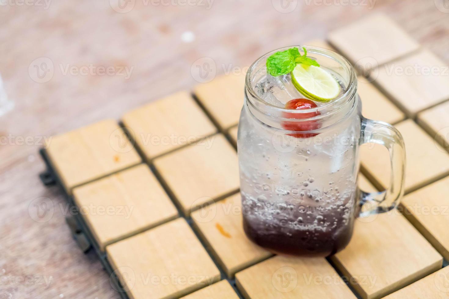 refrigerante de uva com hortelã na mesa foto