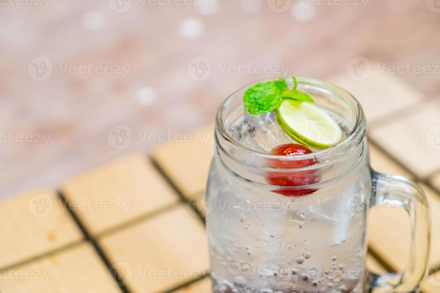 refrigerante de uva com hortelã na mesa foto