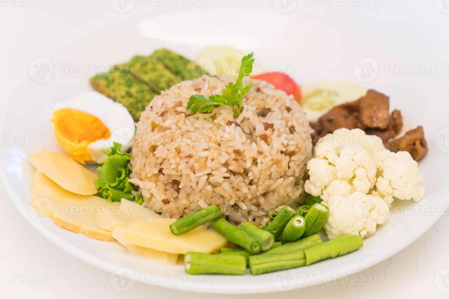 arroz frito com molho de pasta de camarão e porco picado foto