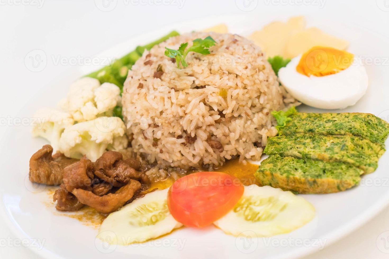 arroz frito com molho de pasta de camarão e porco picado foto