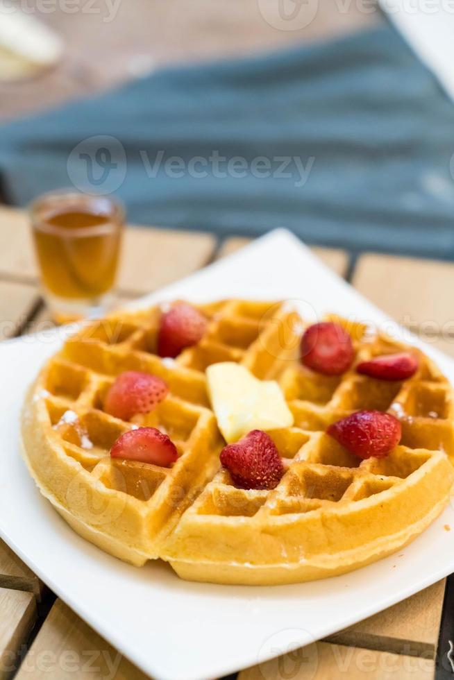 waffle de manteiga com mel e morango - sobremesa foto
