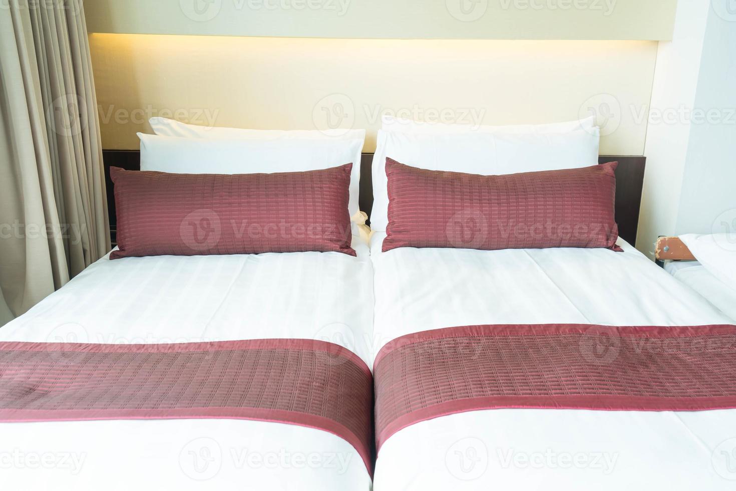 bela decoração de travesseiro na cama no interior do quarto foto