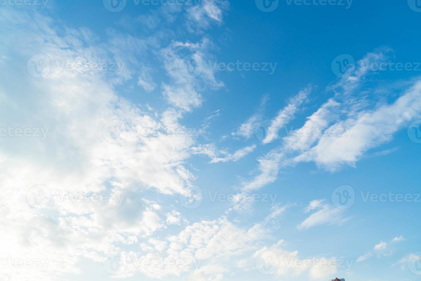 céu azul com nuvens de fundo foto