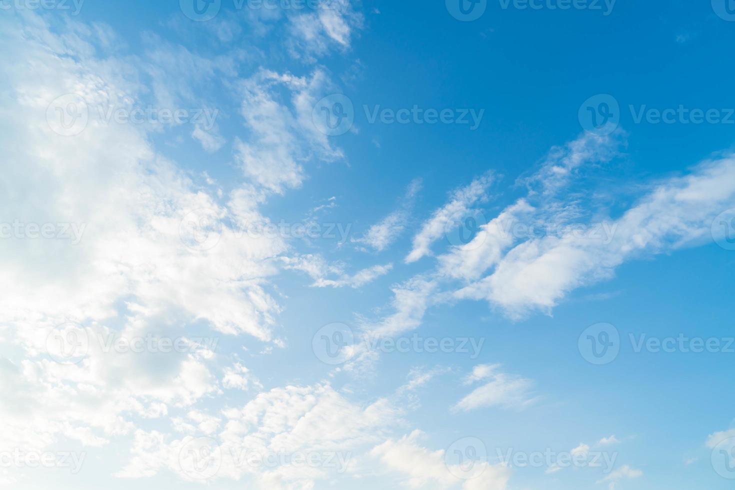 céu azul com nuvens de fundo foto