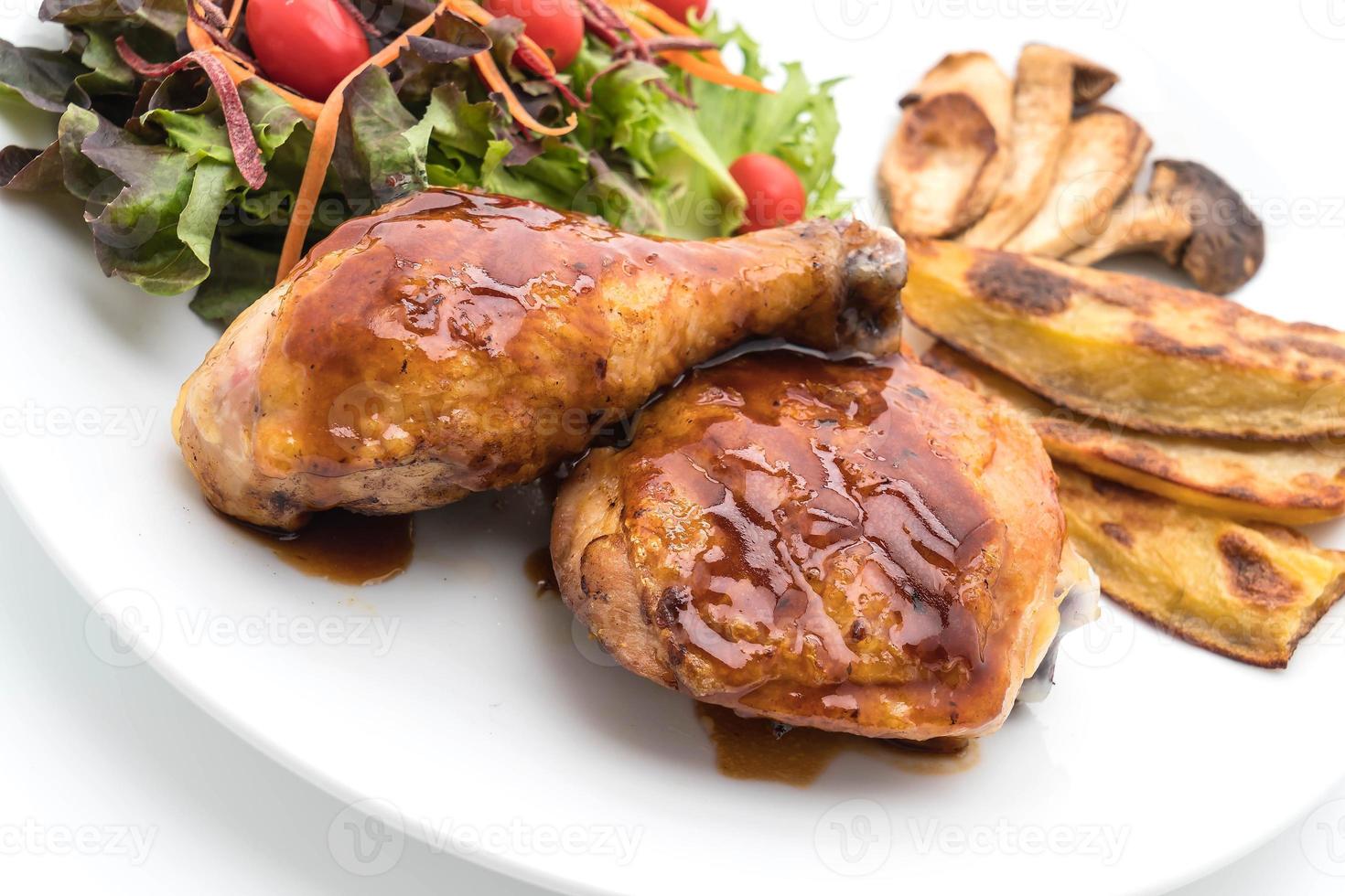 Bife de frango grelhado com molho teriyaki na mesa de jantar foto