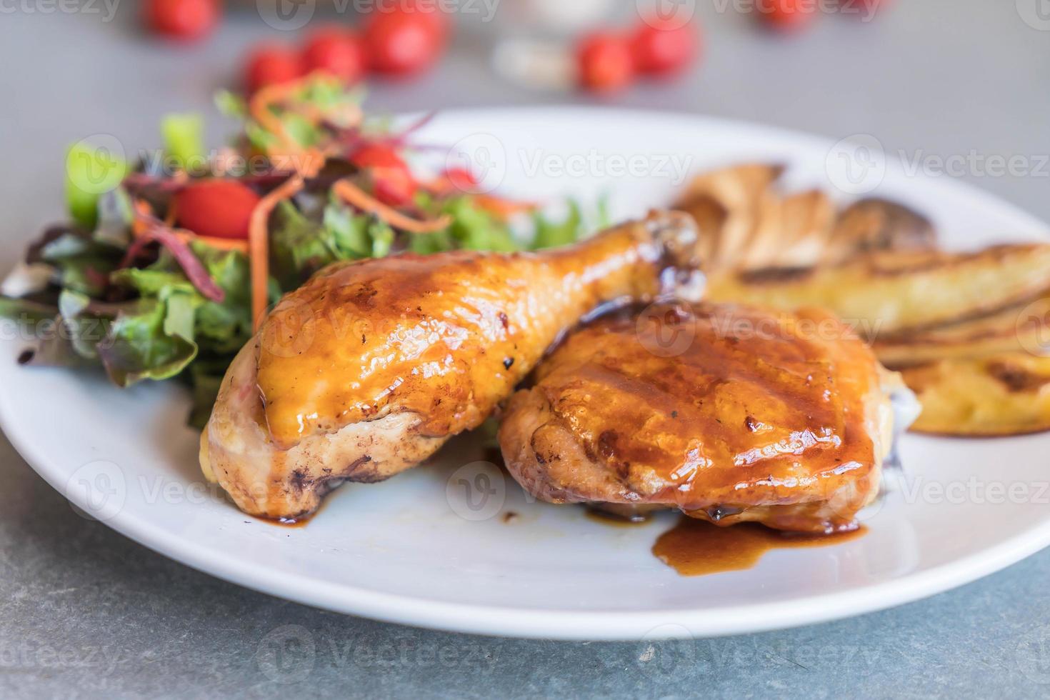 Bife de frango grelhado com molho teriyaki na mesa de jantar foto