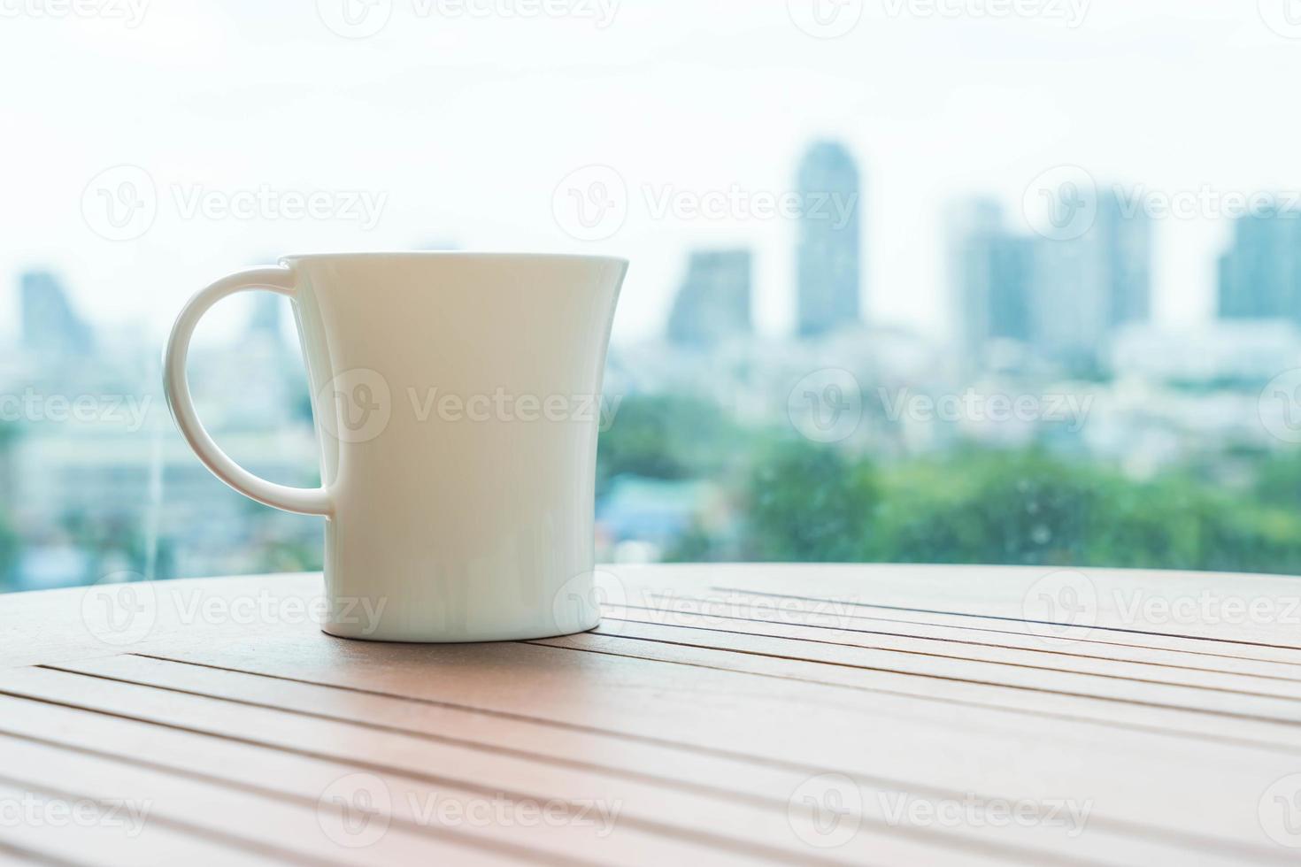 xícara de café na mesa com o fundo da linha do horizonte foto