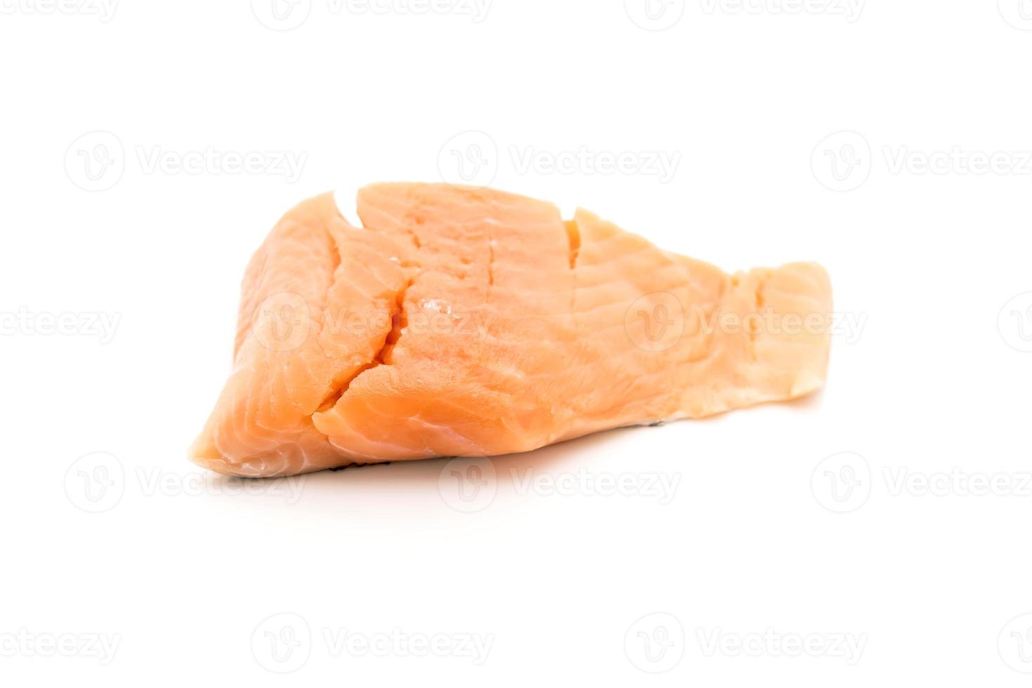 salmão fresco no branco foto