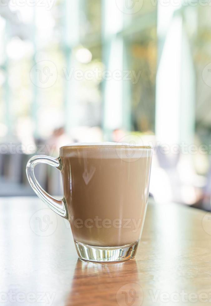 xícara de café com leite quente em cafeteria foto