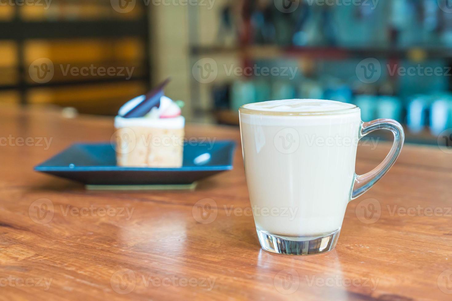 xícara de café com leite quente em cafeteria foto