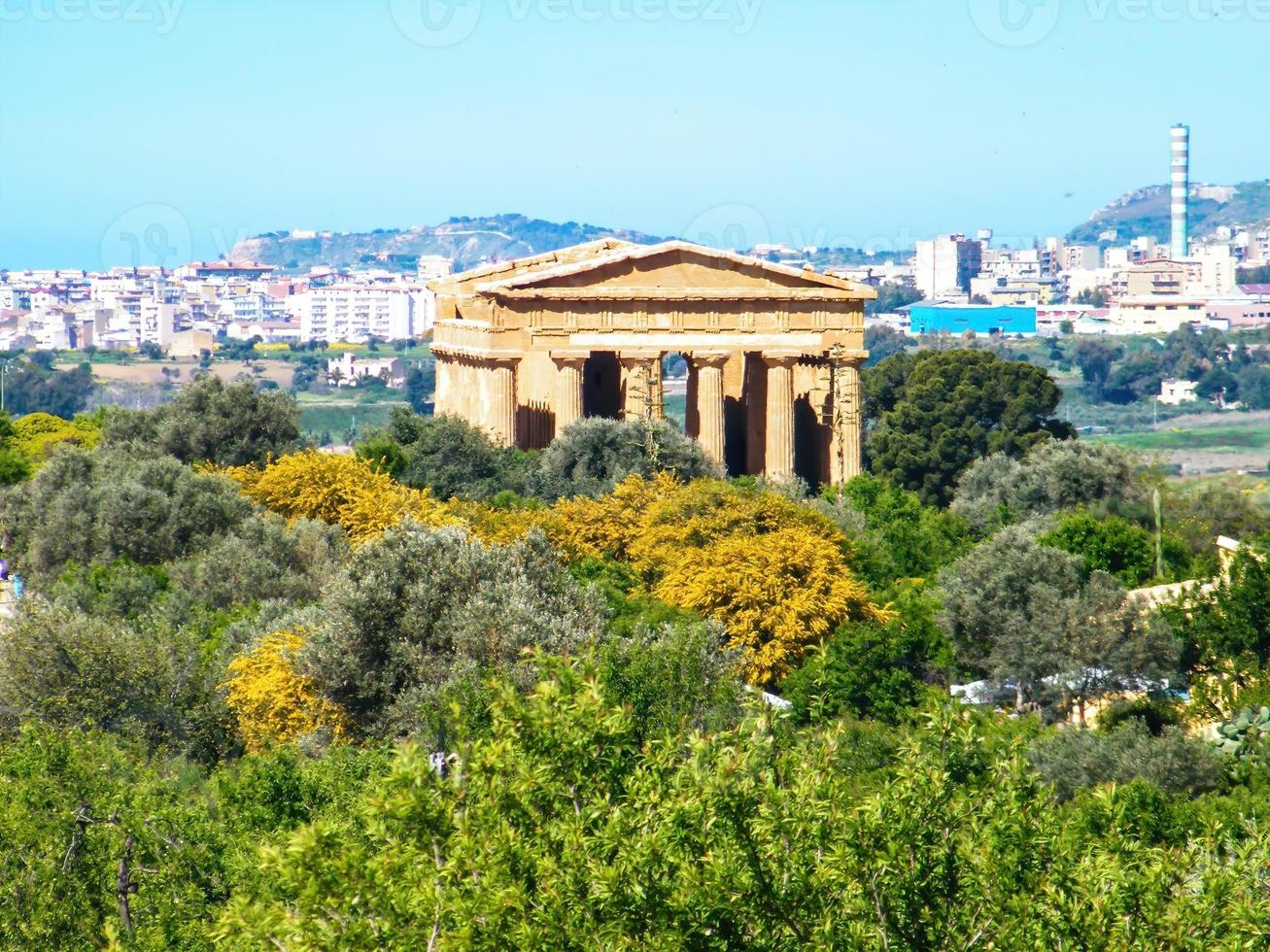 ruínas antigas no vale dos templos em agrigento, itália, 2013 foto