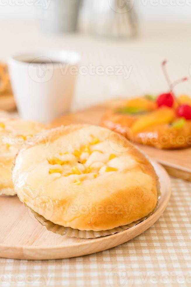 pão com milho e maionese na mesa foto