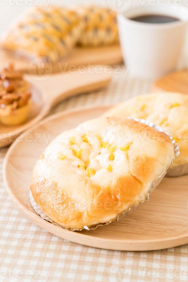 pão com milho e maionese na mesa foto