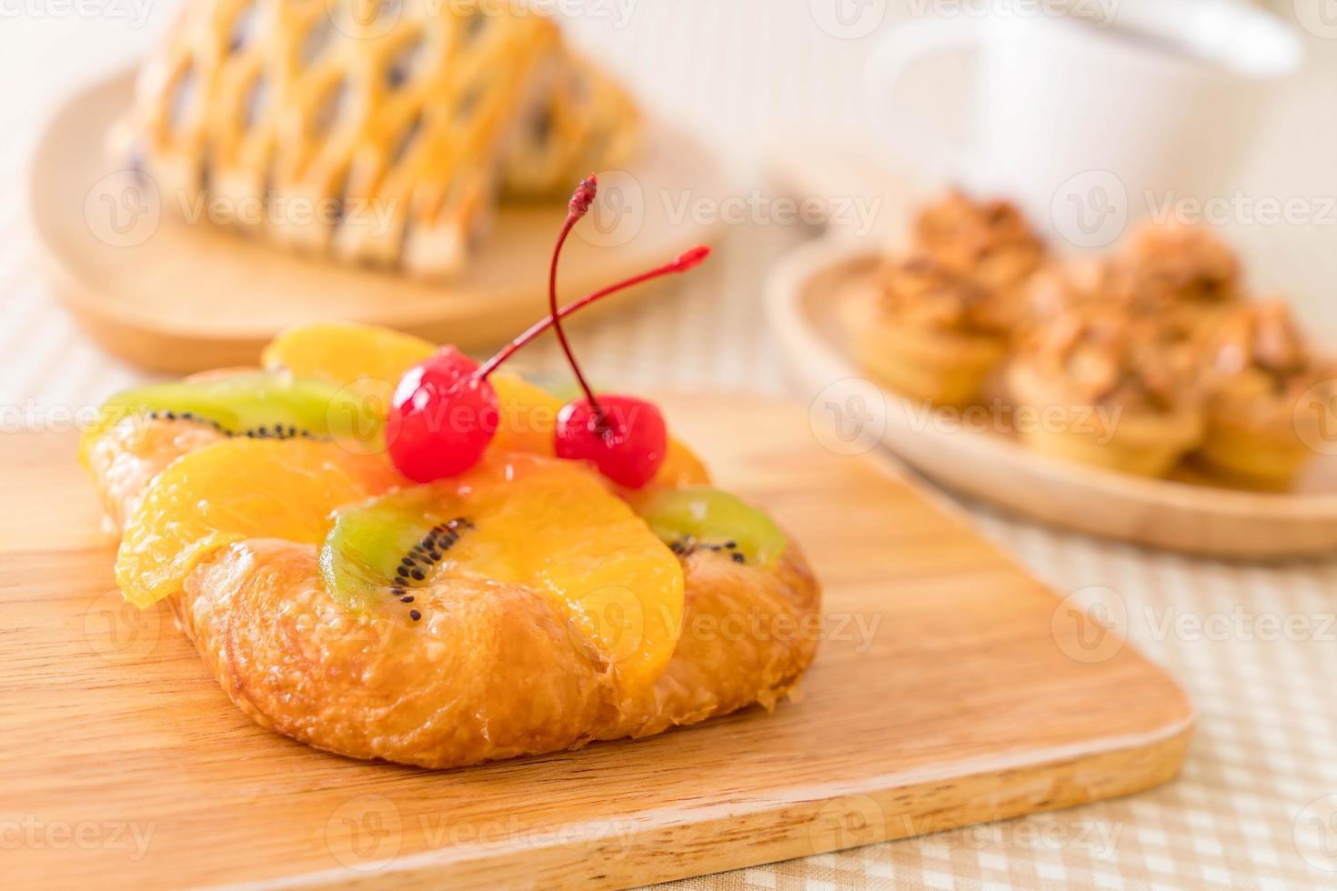 dinamarquês mistura de frutas com geléia na mesa foto