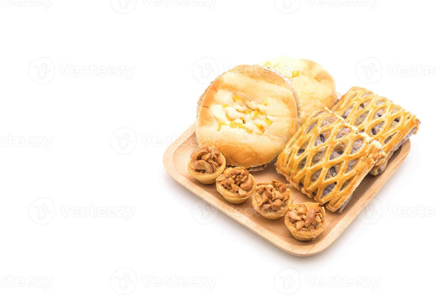 bolo de caramelo, pão com maionese de milho e tortas de taro no fundo branco foto