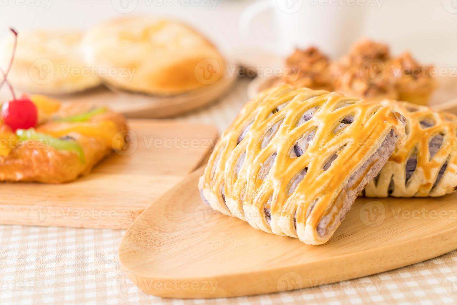 tortas de taro na mesa foto