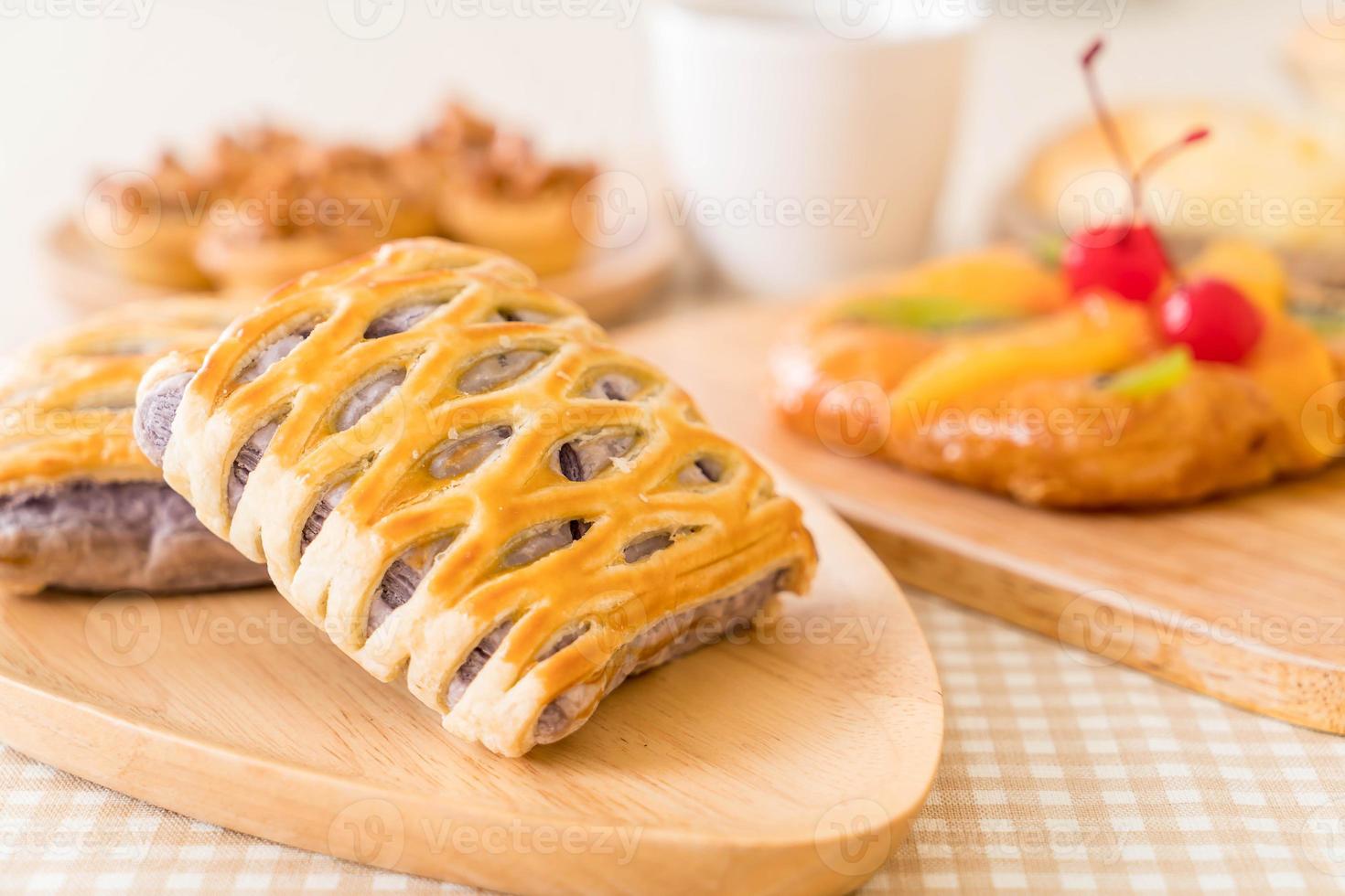 tortas de taro na mesa foto