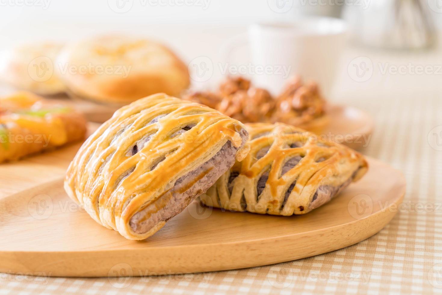 tortas de taro na mesa foto